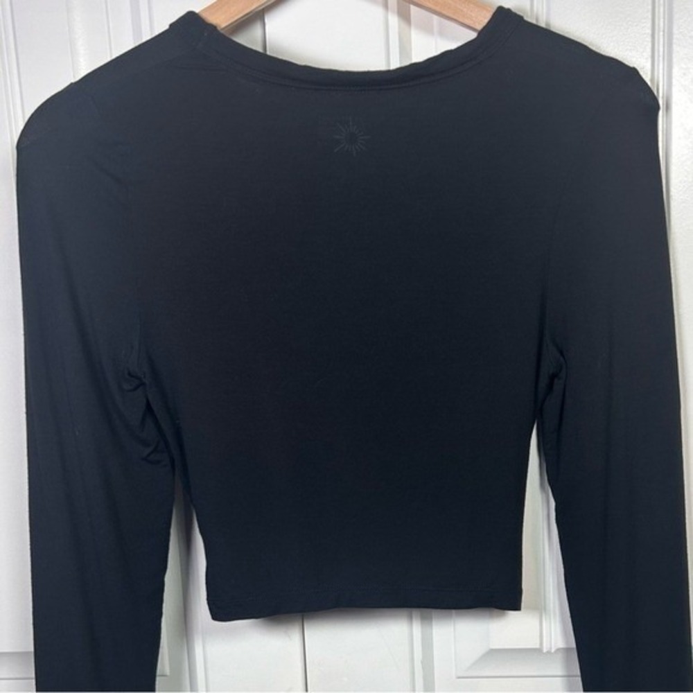 OFFLINE by Aerie Twist Front Crop Top Womens Small Black Long Sleeve Thumbholes - Picture 6 of 8